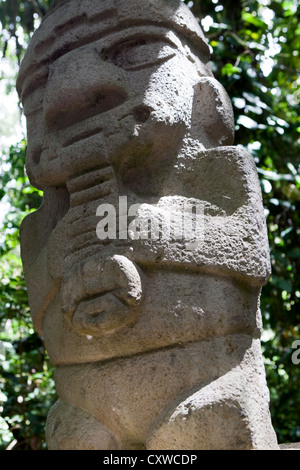 Bosque de Las Estatuas - Pfeifenrauchen mit möglichen Halluzinogenen darin, San Agustin, Archäologische Stätte, Kolumbien Stockfoto