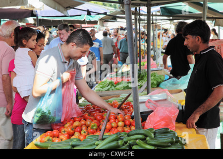 Mann kauft Tomaten Straße Markt unter freiem Himmel in Heraklion Kreta Griechenland Stockfoto