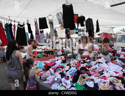 Griechische Frauen Kleiderkauf Straße Markt unter freiem Himmel in Heraklion Kreta Griechenland Stockfoto