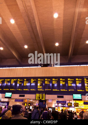 Zusammentreffen in London Euston Station Stockfoto