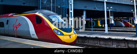 Jungfrau-Züge und ein London Midland trainieren darauf warten, von London Euston Station fahren Stockfoto