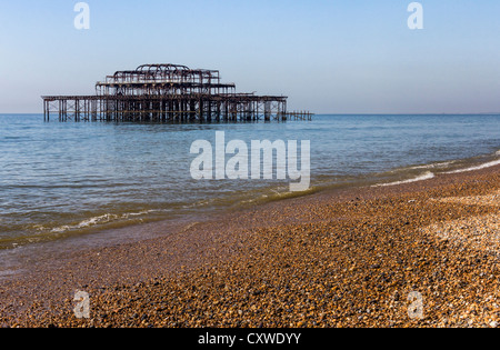 Die Stahlkonstruktion der Brighton West Pier, die seit 1975 - geschlossen wurde es von zwei Brände zerstört wurde, im Jahr 2003 Stockfoto