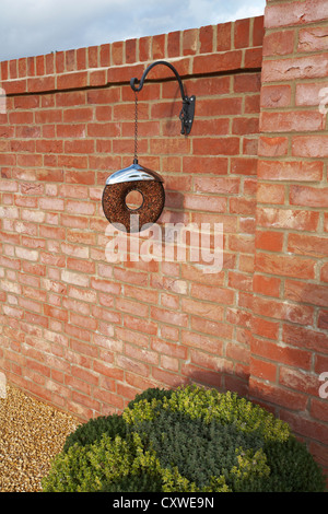 Luxus hängende Vogelfutterhäuschen im ummauerten Küchengarten im Chewton Glen Hotel & Spa, New Milton, New Forest, Hampshire, Großbritannien im September Stockfoto