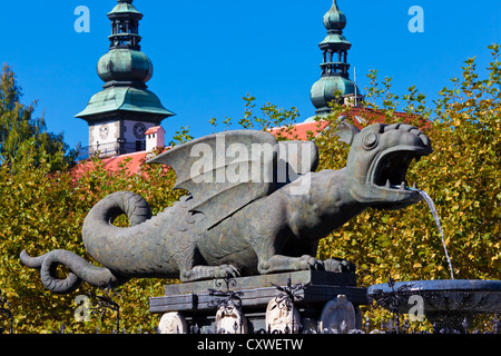 Lindwurm-Brunnen - Wahrzeichen der Stadt Klagenfurt in Österreich Stockfoto