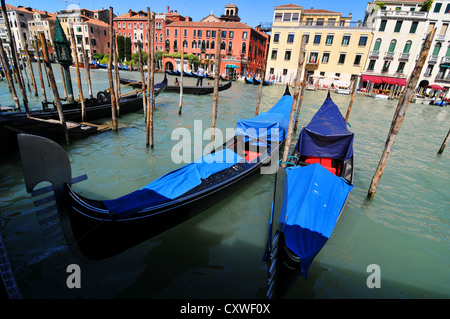 Detail der traditionellen Gondeln mit Blick auf den Canal Grande in Venedig Rialto Stockfoto