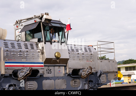 Panama Panama-Kanal Elektro Maultieren oder Eisenbahn Schlepper verwendet, um Schiffe durch die Schleusen des Panama-Kanals führen.  Diese Schlepper halten die Schiffe ausgerichtet mit Stahlseilen, um die Schiffe im Schloss zu verlagern. Stockfoto