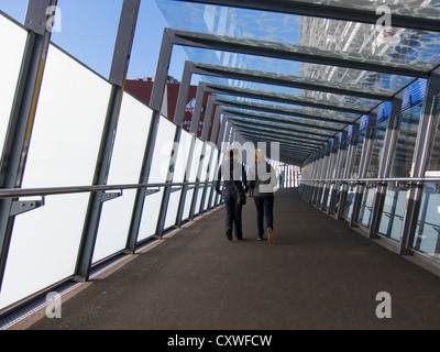 Glas-Brücke Eingang zum Cabot Circus Shopping Centre, Bristol, UK Stockfoto