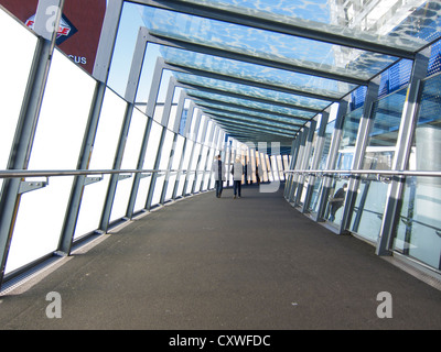 Glas-Brücke Eingang zum Cabot Circus Shopping Centre, Bristol, UK Stockfoto