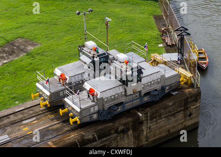 Panama Panama-Kanal Elektro Maultieren oder Eisenbahn Schlepper verwendet, um Schiffe durch die Schleusen des Panama-Kanals führen.  Diese Schlepper halten die Schiffe ausgerichtet mit Stahlseilen, um die Schiffe im Schloss zu verlagern. Stockfoto