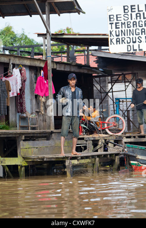 Fluss-Leben an einem Kanal in Banjarmasin Stockfoto