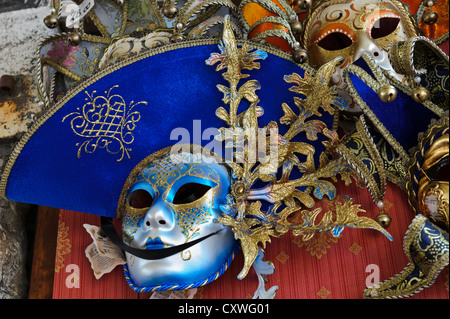 Tiefblaue handgemalte venezianische Maske, Venedig, Italien. Stockfoto