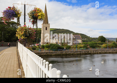 A2-Causeway-Küste Straßenbrücke über Glenarm Fluss mit St. Patricks Kirche in Glenarm, County Antrim, Nordirland, Vereinigtes Königreich Stockfoto