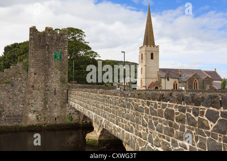 A2-Causeway-Küste Straßenbrücke über Glenarm Fluss mit Burgmauern und St. Patricks Kirche in Nordirland Glenarm Co Antrim Stockfoto