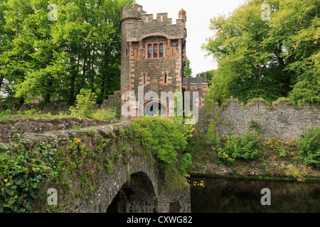 Brücke über Glenarm Fluss zum Barbican Turm Tor Eingang Glenarm Schloss in Glenarm, County Antrim, Nordirland, Vereinigtes Königreich, Großbritannien Stockfoto