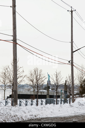 Ein Foto von der Statue of Liberty von Red Hook, Brooklyn gesehen. Stockfoto