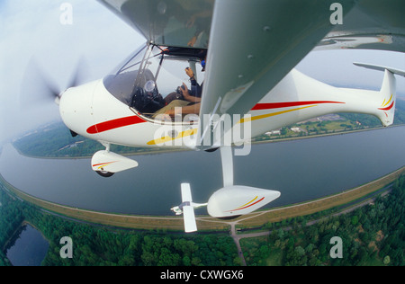 Ultraleichtflugzeug Allegro fliegen über dem Rhein, Elsass, Frankreich Stockfoto