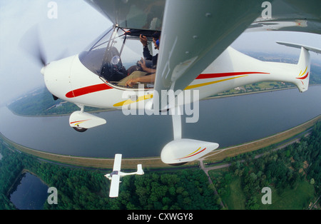 Zwei ultraleichte Flugzeuge Allegro fliegen über Rhein, Elsass, Frankreich Stockfoto