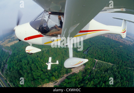 Zwei ultraleichte Flugzeuge Allegro überfliegen Elsass, Frankreich Stockfoto