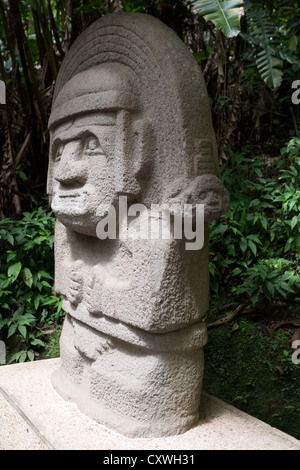 Bosque de Las Estatuas, Archäologische Stätte San Agustin, Kolumbien - Statue mit Affen am Ende des Regenbogens Stockfoto