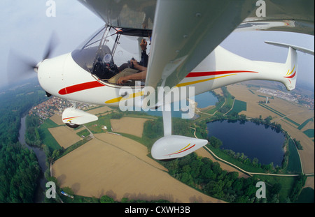 Ultraleichtes Flugzeug Allegro fliegt über den See bei Haguenau, Bas-Rhin, Elsass, Frankreich Stockfoto