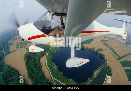 Ultraleichtes Flugzeug Allegro fliegt über den See bei Haguenau, Bas-Rhin, Elsass, Frankreich Stockfoto