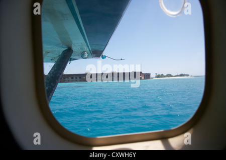Blick aus dem Wasserflugzeug Fenster hereinkommt, landen auf dem Wasser in einem Wasserflugzeug neben Fort Jefferson Garten wichtige Dry Tortugas flori Stockfoto