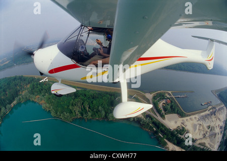 Ultraleichtflugzeug Allegro fliegen über dem Rhein, Elsass, Frankreich Stockfoto