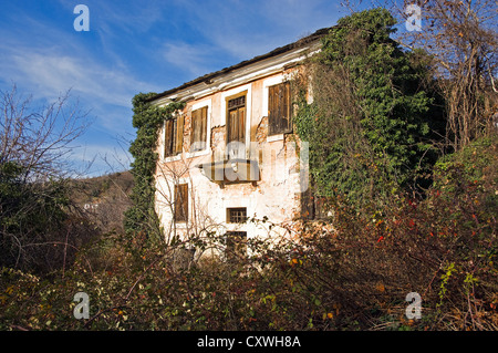 Verfallenes Herrenhaus auf Pilion-Halbinsel (Thessalien, Griechenland) Stockfoto