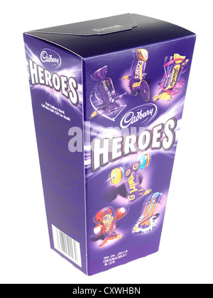 Box von Cadbury sortiert Einzeln verpackt Heros Süßigkeiten vor einem weißen Hintergrund ohne Menschen und einen Freistellungspfad isoliert Stockfoto