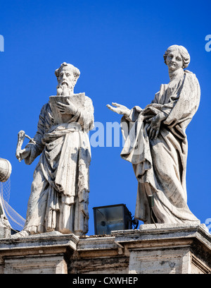 Statuen auf der St. Peter Basilika, Vatikanstadt, Rom, Italien. Stockfoto