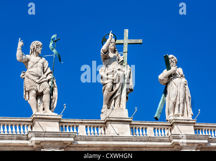 Statue von Jesus Christus & Apostel auf der St. Peter Basilika, Vatikanstadt, Rom, Italien. Stockfoto