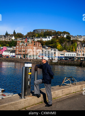 Oban vom Hafen mit McCaig es Tower auf dem Hügel, Oban, Argyll, Schottland. Stockfoto