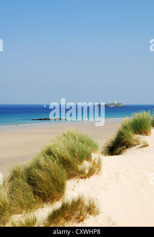 Blick auf den Leuchtturm von Godrevy von Upton Towans in der Nähe von Hayle in Cornwall, Großbritannien Stockfoto