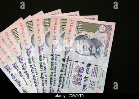 Indische Währung 100 hundert Rupien Reservebank von Indien Geld Banknoten Closeup Ausschnitt anzeigen Stockfoto