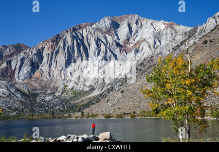 Besucher am Convict Lake im Herbst Stockfoto