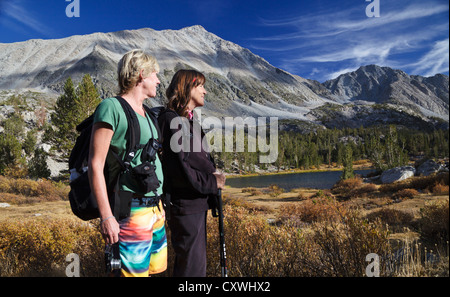 Wanderer mit Blick auf kleine Seen-Tal in der östlichen Sierra Stockfoto