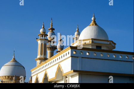 Stilvolle oben Kuppel und Minarett Turm Blick auf muslimische Moschee in Kovalam Vizhinjam in Kerala in Indien Stockfoto