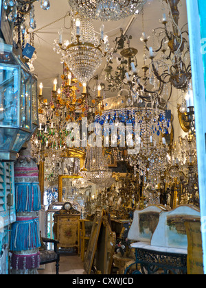 Antike Kristallbeleuchtung in luxuriösem antikem Bric a Brac Shop, mit verschiedenen alten Kristallleuchtern zum Verkauf Stockfoto