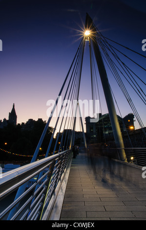 Pendler Kreuzung Millennium Bridge, London in der Abenddämmerung, London, Vereinigtes Königreich, Europa Stockfoto