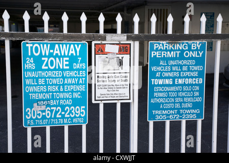 Tow - Away Zone und Parken durch Genehmigung nur Warnzeichen in Miami south beach Florida usa Stockfoto