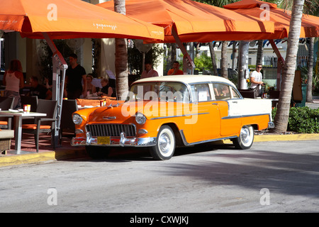 Orange Chevrolet Bel Air im kubanischen Stil außerhalb der Edison Hotel Ocean drive im Art-Deco-Viertel von Miami South beach Stockfoto