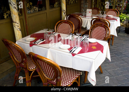 Leere Tabellen vor einem Restaurant in New York City Stockfoto