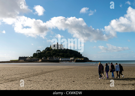 Passanten, St Michaels Mount bei Ebbe, Mount es Bay Küste von Cornwall England UK Stockfoto