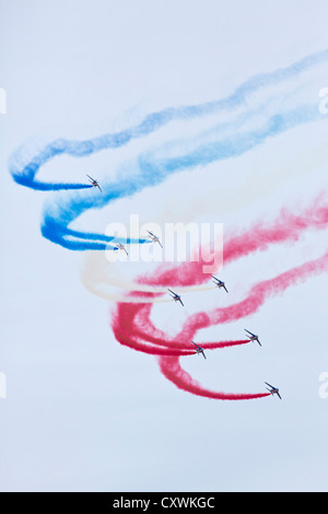 Eine Aufführung durch die französischen akrobatische Patrouille (Patrouille de France) während der Cervolix-Air-Festival. Alpha Jet E. Stockfoto