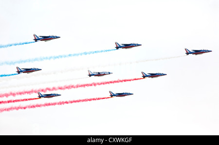 Eine Aufführung durch die französischen akrobatische Patrouille (Patrouille de France) während der Cervolix-Air-Festival. Alpha Jet E. Stockfoto