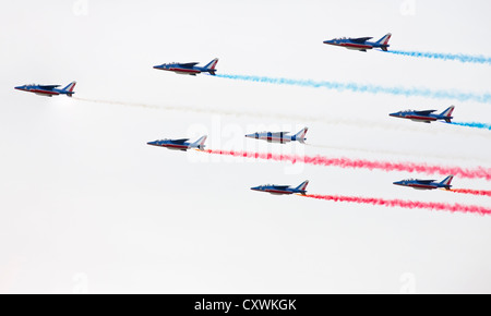 Eine Aufführung durch die französischen akrobatische Patrouille (Patrouille de France) während der Cervolix-Air-Festival. Alpha Jet E. Stockfoto