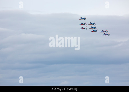 Eine Aufführung durch die französischen akrobatische Patrouille (Patrouille de France) während der Cervolix-Air-Festival. Alpha Jet E. Stockfoto