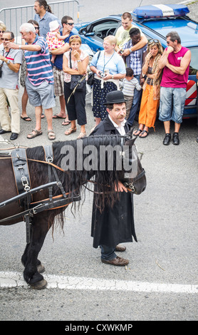 Mann verkleidet als altmodische Epicerie (Lebensmittelgeschäft) Lieferung Greis bei Autrefois Le Couserons Parade St. Girons, Midi-Pyrenäen, Frankreich Stockfoto