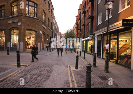 Covent Garden, Geschäfte & Restaurants in der Dämmerung, eine schöne Streetview, London,U.K., Stadt, Europa Stockfoto