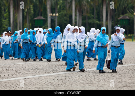 Gruppe von muslimischen Schülerinnen am Merdeka Square in Jakarta, Indonesien Stockfoto